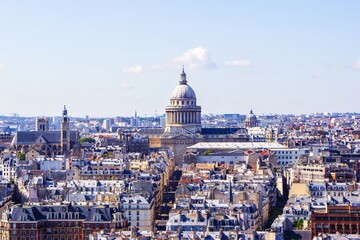 Vue sur les toits de Paris et le Panthéon 