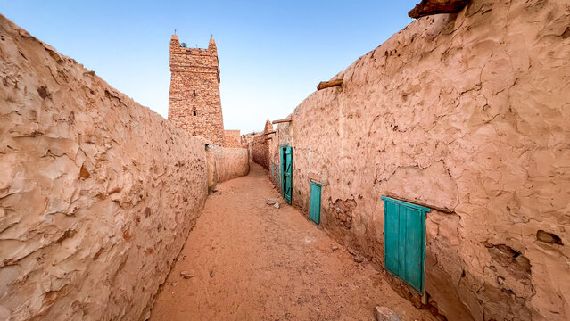 Perspective view of a street leading to the old mosque in the town of Chinguetti in Mauritania, a UNESCO World Heritage Site