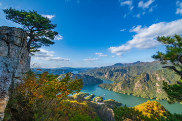 Obraz premium autumn landscape with lake and mountains