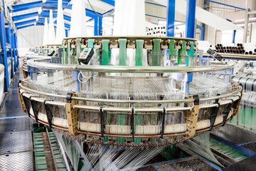 The weaving workshop machinery of a certain packaging factory is running, producing new fiber ropes and fiber bags