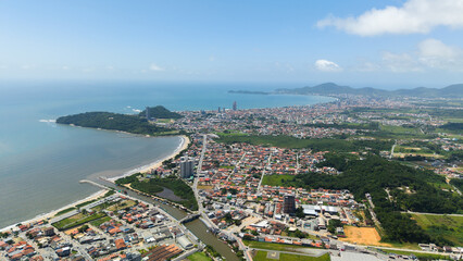 Obraz premium Aerial view of Penha, a coastal city in Santa Catarina, Brazil, showcasing its picturesque landscape and the surrounding coastline.