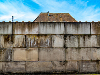 Feuchte und verschmutzte Wand