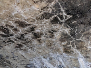 Feuchte und verschmutzte Brücke