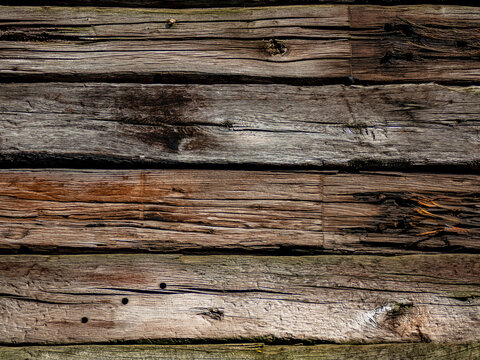 Holzwand aus verwitterten Eisenbahn Schwellen