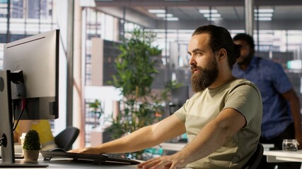 Obraz premium Annoyed programmer at work raging after losing all progress due to computer crash while creating machine learning models. Angry IT worker smashing desk in frustration while programming, camera A