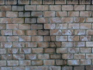 Risse und Feuchtigkeit an einer Mauer