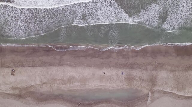 Playa de Buenos Aires en verano: sol radiante, olas suaves, arena dorada y ambiente relajado. Turismo. Argentina. Carilo.