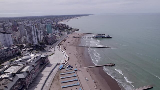 Playa de Buenos Aires en verano: sol radiante, olas suaves, arena dorada y ambiente relajado. Turismo. Argentina. Carilo.
