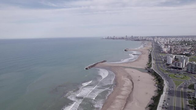 Playa de Buenos Aires en verano: sol radiante, olas suaves, arena dorada y ambiente relajado. Turismo. Argentina. Carilo.