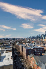 Obraz premium A breathtaking view of Brooklyn showcasing its diverse architecture, from historic brownstones to contemporary buildings, with the iconic Manhattan skyline rising in the background. The contrast betwe