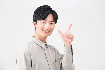男性　チェックサイン　20代　白背景
