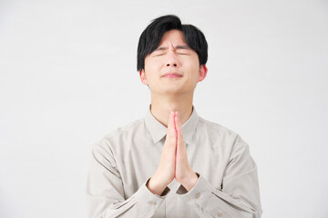 男性　懇願　合掌　20代　白背景