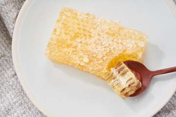 コムハニー（巣蜜）- 天然のはちみつが詰まった栄養価の高い食材