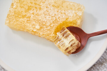 コムハニー（巣蜜）- 天然のはちみつが詰まった栄養価の高い食材