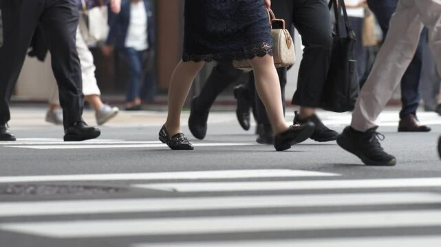 交差点を歩く人々の足元