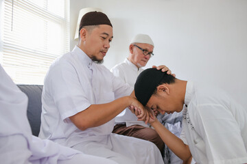 Obraz premium Young Little Boy Kneeling And Handshaking His Mother On Eid Al Fitr