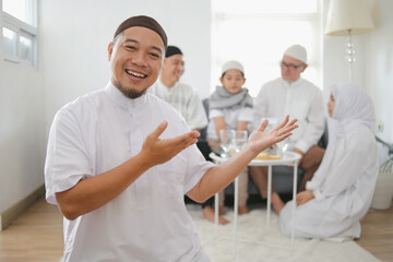 Obraz premium Portrait of Muslim Man Presenting His Warmth Family During Eid Al Fitr Celebration
