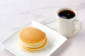 ふわふわの食感の美味しいパンケーキと、淹れたてのコーヒーで、コーヒーブレイク
