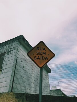 Street sign that says "RUA SEM SAIDA" in Portuguese on a Brazilian street
