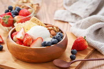 グリークヨーグルトとフルーツの朝食ボウル