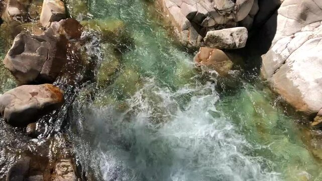 水面から渓谷へPAN-UP
タイトル変更