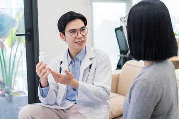 Obraz premium Doctor discussing medication options with patient in a modern office environment