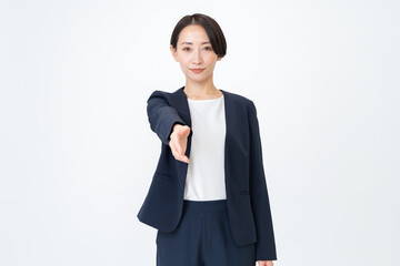 白背景で握手をするビジネスウーマン