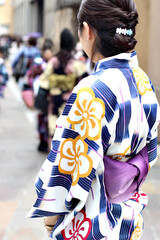 浴衣を着た一人でたたずむ女性