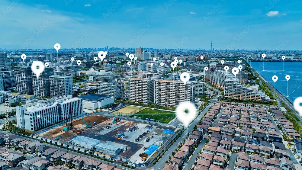 Leinwandbilder 都市、ネットワーク、空撮、風景、道路、GPS、位置情報、社会、ピン、マップ、SNS、店舗、道案内、ナビゲーション、ソーシャル、テクノロジー、メディア、口コミ、レビュー、不動産、拠点、俯瞰、ドローン、ハイアングル、展望、パノラマ、現代、都会、IT、ICT、DX、データ、建設、建築、住宅、企業、地平線、マンション、ビル、青空、テック、技術、産業、交通、未来、オンライン、インターネット、web、検索、c