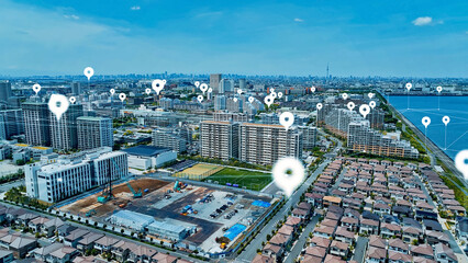 都市、ネットワーク、空撮、風景、道路、GPS、位置情報、社会、ピン、マップ、SNS、店舗、道案内、ナビゲーション、ソーシャル、テクノロジー、メディア、口コミ、レビュー、不動産、拠点、俯瞰、ドローン、ハイアングル、展望、パノラマ、現代、都会、IT、ICT、DX、データ、建設、建築、住宅、企業、地平線、マンション、ビル、青空、テック、技術、産業、交通、未来、オンライン、インターネット、web、検索、c