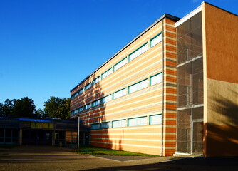 Schule im Herbst in der Stadt Bad Fallingbostel, Lower Saxony