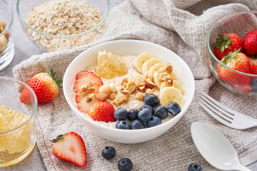 オートミールの朝食 – フルーツとナッツのトッピング