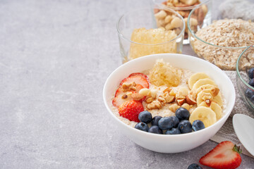 オートミールの朝食 – フルーツとナッツのトッピング