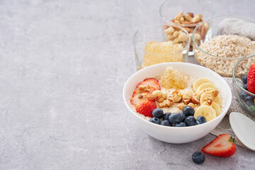 オートミールの朝食 – フルーツとナッツのトッピング