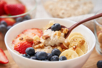 オートミールの朝食 – フルーツとナッツのトッピング