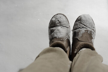 눈 속에 파묻힌 버려진 신발의 흔적

