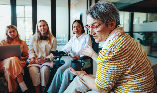 Experienced tutor discussing with students during an extra class session, sharing knowledge and engaging in a collaborative learning environment.