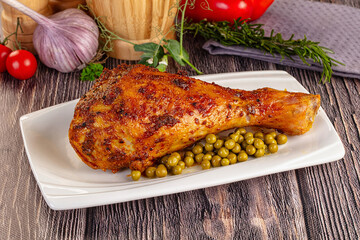 Baked turkey drumstick served green peas