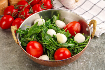 Salad with mozzarella and arugula