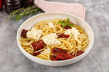 Italian spaghetti with stracciatella and tomato