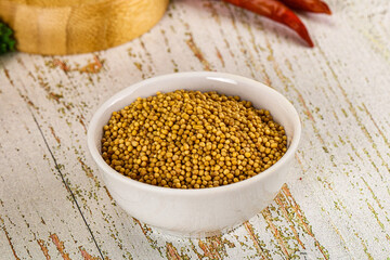 Dry mustard seeds in the bowl