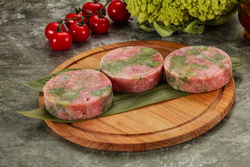 Raw Tuna medallion with broccoli