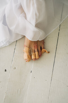 Ballerina&rsquo;s taped and bruised toes reveal dedication, pain