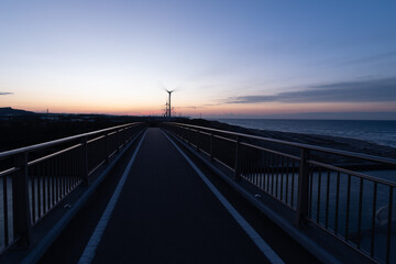 橋の上から夜明け前の美しい空を眺める