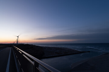 橋の上から夜明け前の美しい空を眺める