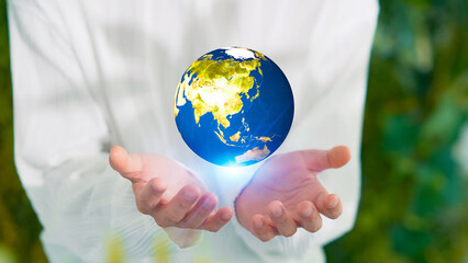 手のひらに地球を浮かべる男性　環境保護イメージ