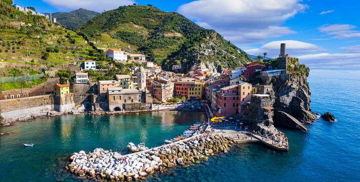 Italy, Cinque terre  national park in Liguria.  traditional fishing village  Vernazza. Aerial panorama with  colorful houses and picturesque bay. popular tourist attraction - Powered by Adobe