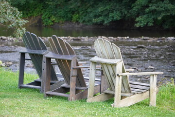 Krzesła drewniane nad brzegiem jeziora  © Krystian