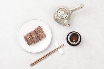  Sirutteok is a rice cake made by mixing rice cake powder with beans or red beans and steaming it without putting a layer on it.