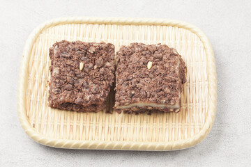 Sirutteok is a rice cake made by mixing rice cake powder with beans or red beans and steaming it without putting a layer on it.